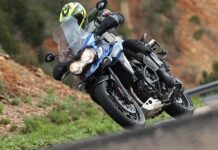 Los cubremanos y el soporte de maletas vienen de serie en la Triumph Tiger Explorer XCA 2016