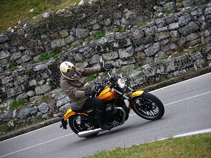 Manillar elevado, guardabarros trasero envolvente y asiento son algunas de las características que definen la Moto Guzzi V9 Roamer