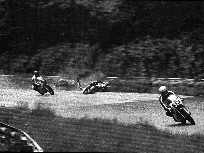 La tragedia de Monza: Saarinen rueda por el suelo tras chocar con Pasolini.