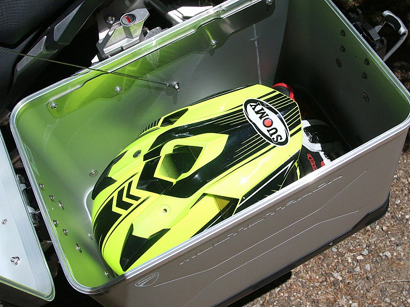 Las maletas de aluminio Touratech del kit Touring disponible para la Ducati Multistrada 1200 Enduro pueden albergar un casco integral 