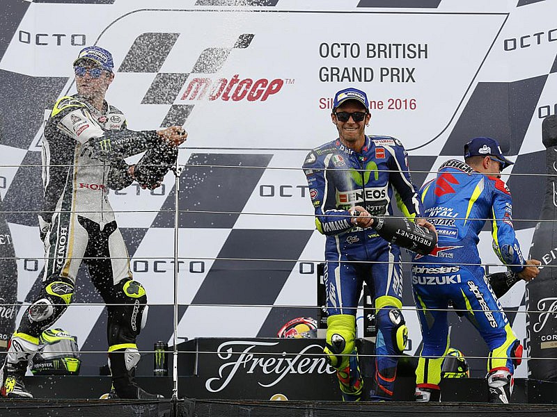 Crutchlow, Rossi y Viñales en el podio de Silverstone