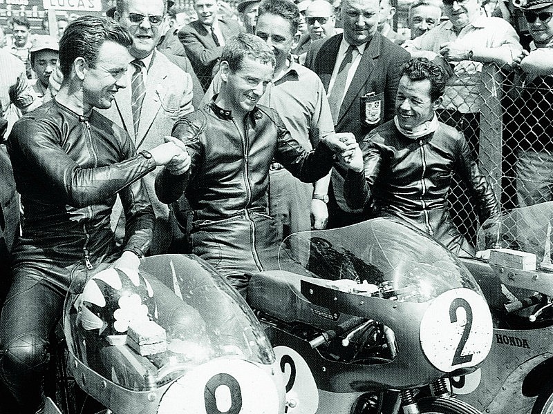 Degner (2) felicitado por Taveri (derecha) y Bryans en 1962.