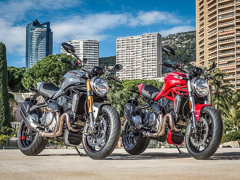 Ducati Monster 1200 S (gris) y Monster 1200 estándar (rojo) 2017