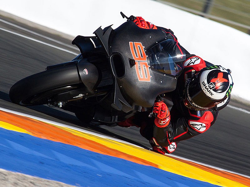 Lorenzo sigue adaptándose a la Ducati