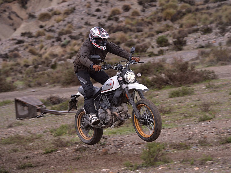 La Ducati Scrambler Desert Sled es una neo retro con la que puedes divertirte sobre tierra