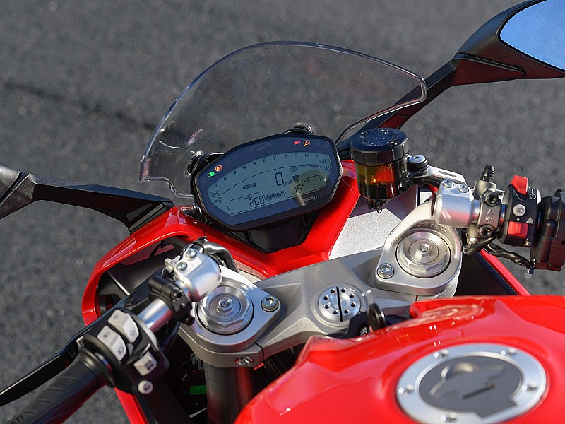 Instrumentación LCD y semimanillares por encima de la tija en la Ducati Supersport