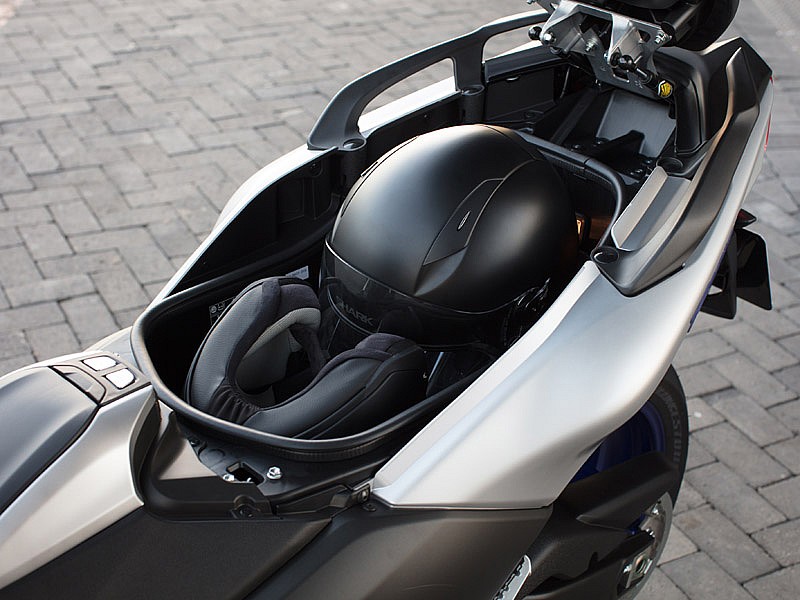 El hueco del Yamaha TMAX 2017 tiene capacidad para un casco integral y un jet