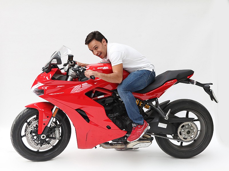 El Stunt rider epañol, Emilio Zamora con la Ducati SuperSport