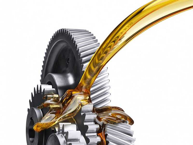 El aceite lubrica las partes internas del motor
