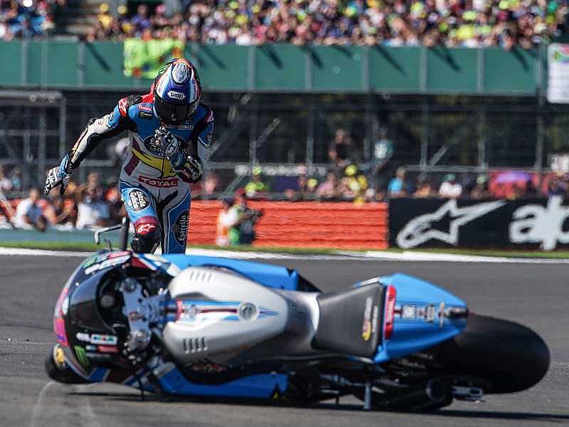 Márquez se fue al suelo cuando lideraba en Moto2