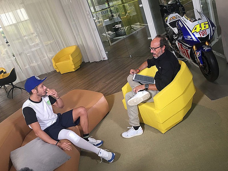 Valentino Rossi con Guido Meda en las oficinas de VR46 