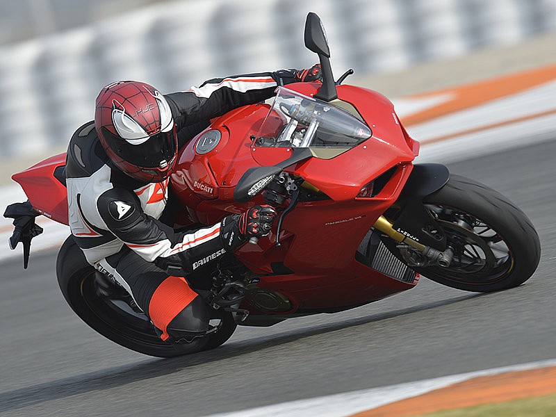 El peso declarado para la Ducati Panigale V4 S con el depósito lleno es de 195 kg
