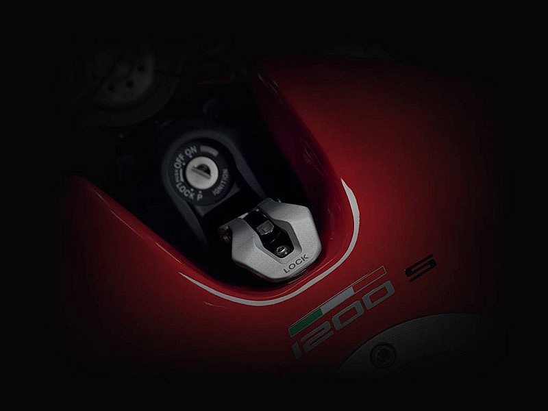 Pestaña de bloqueo del depósito de la Ducati Monster 1200 S 2017