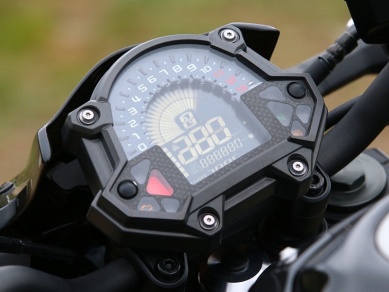 Kawasaki Z900 limitable. El display recogido con toda la información