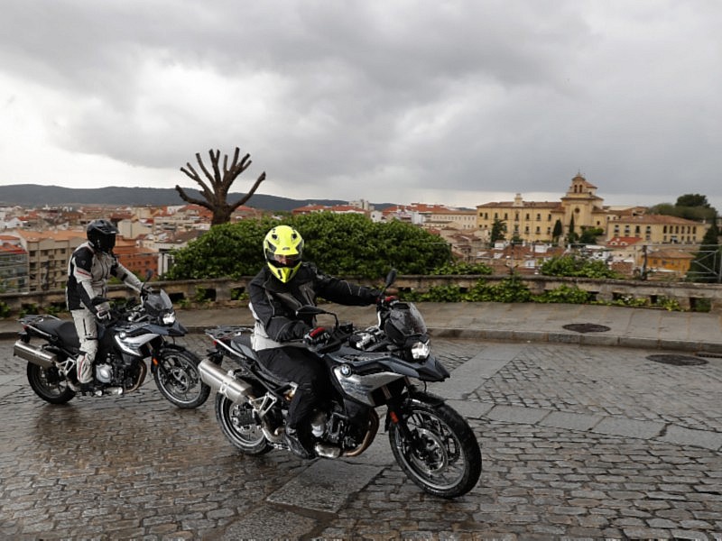 Con la BMW F750GS sobre los adoquines empapados de la Cuenca monumental