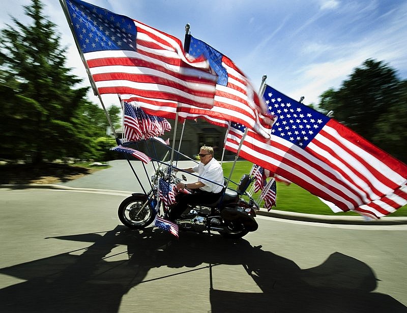 Moto Harley con banderas americanas