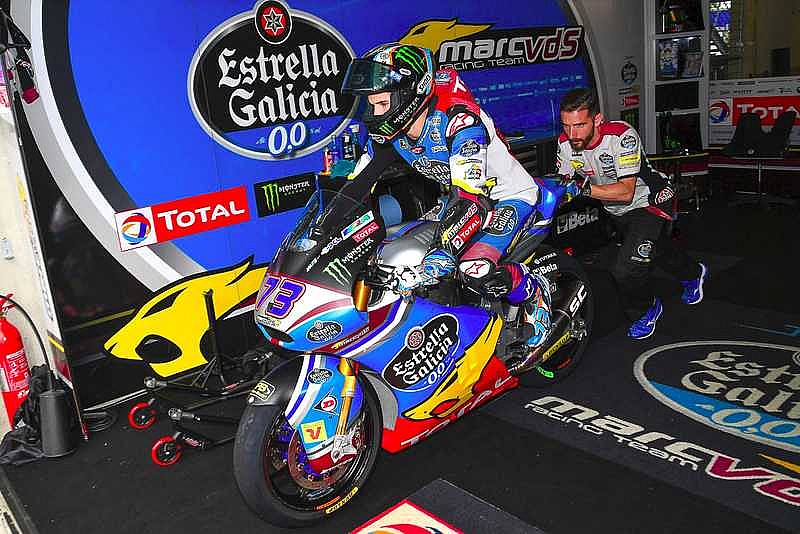 Alex Márquez en boxes