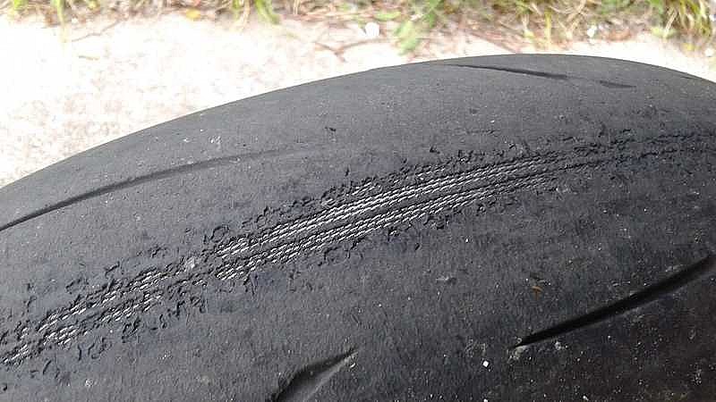 Neumático gastado mostrando carcasa