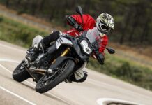 Prueba dinámica de la BMW F850GS sobre el asfalto mojado de la Ciudad Encantada