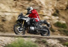 Prueba dinámica de la BMW F850GS sobre el asfalto mojado de Cuenca