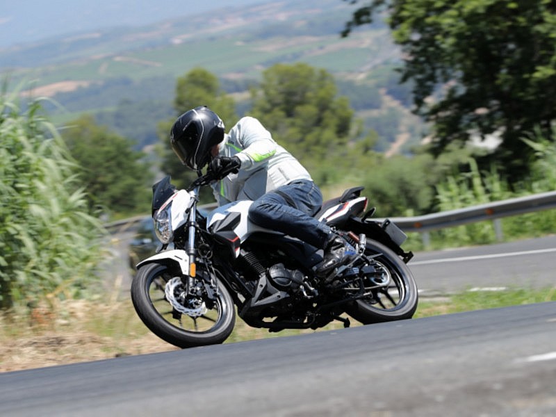 La Strada 125 subiendo en curva