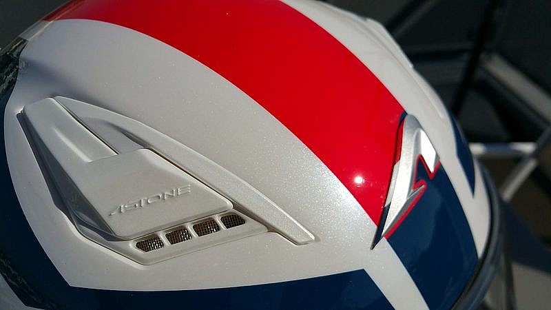Astone GT900: detalle aireadores superiores