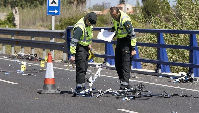 Guardias civiles investigando un accidente de bicis