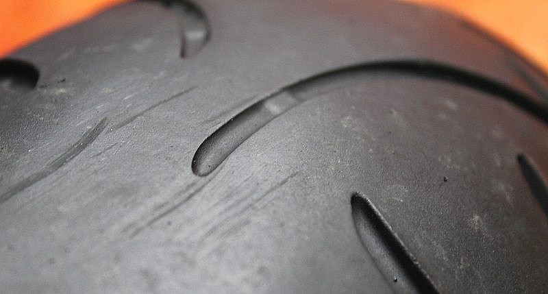 Neumático de moto: indicador desgaste
