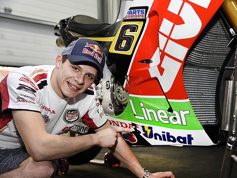 Stefan Bradl, junto a su Honda y el nuevo patrocinador del equipo, Unibat.