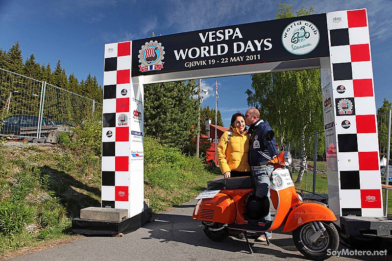 Vespa World Days 2011, recien casados de luna de miel con Vespa