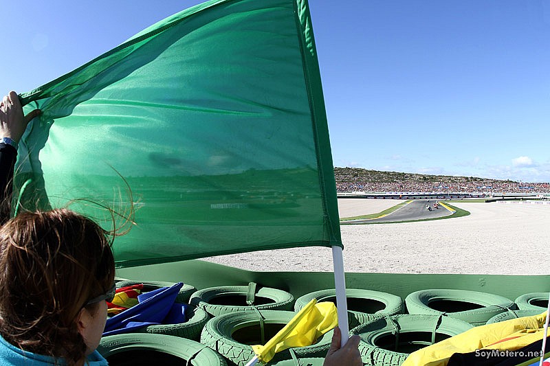 bandera verde en circuito de velocidad