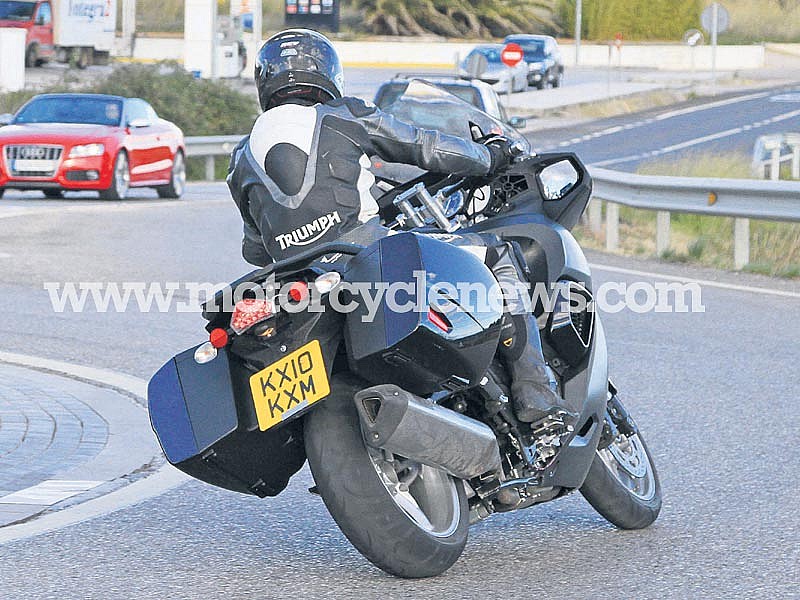Triumph Trophy 2011, escape, maletas, colín