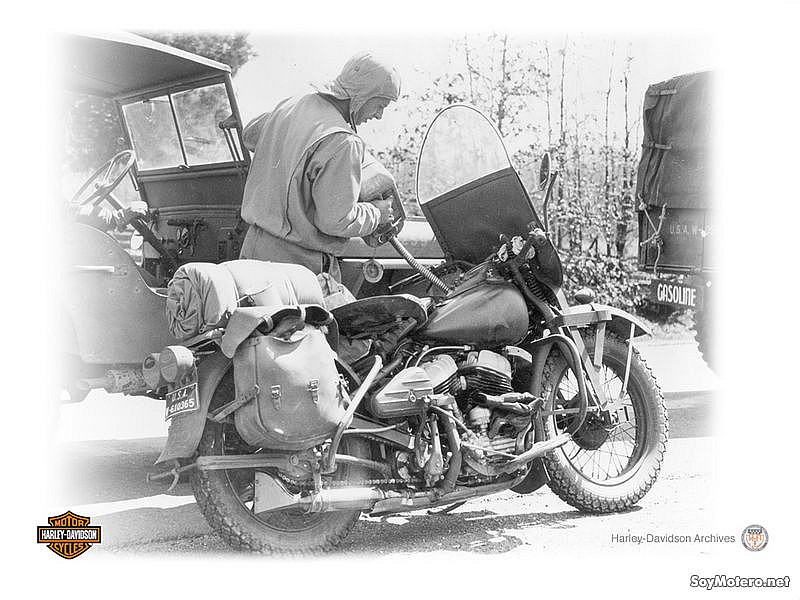 Un militar reposta gasolina a una Harley-Davidson WLA 1942