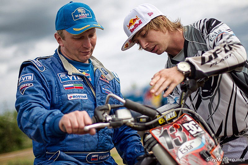 Alexey Kolesnikov explica a Vladimir Chagin detalles de su moto FMX