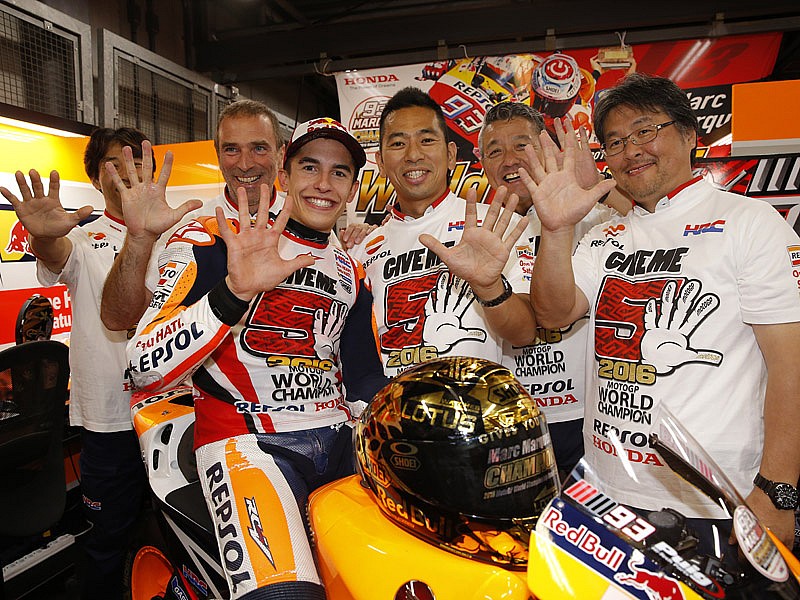 Márquez y su equipo celebran la victoria