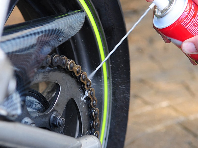 Limpiar y engrasar la cadena de la moto en 3 sencillos pasos