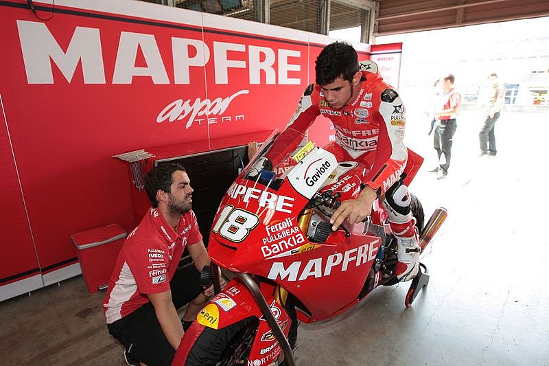 Jordi Torres en el box del Mapfre Aspar Team con la Suter de Moto2