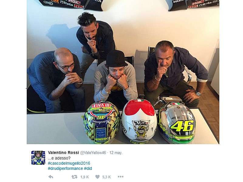 Valentino Rossi pone intriga al diseño de su casco
