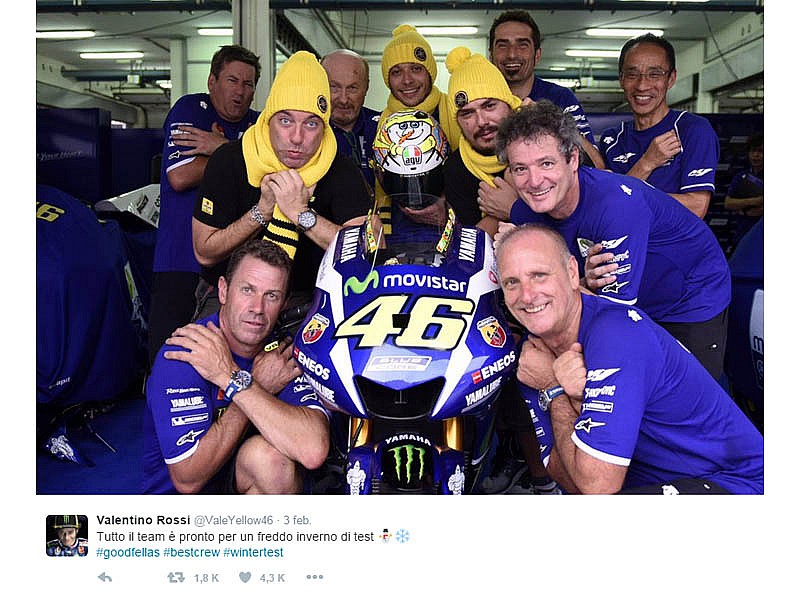 Rossi muestra el casco junto a su equipo