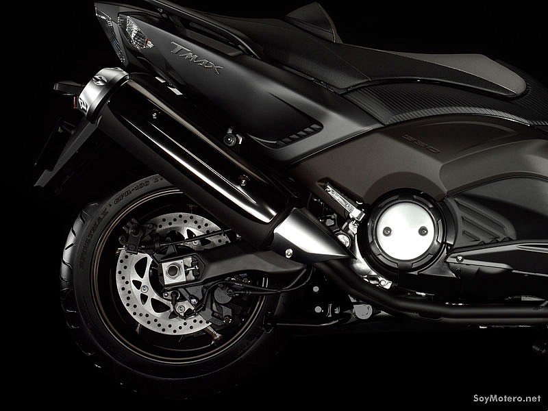 Yamaha Tmax 2012, detalle basculante aluminio inyectado, freno trasero y escape