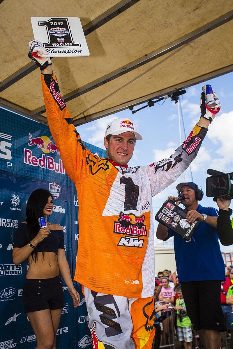 RYan Dungey celebra su título de Campeón de Motocross AMA