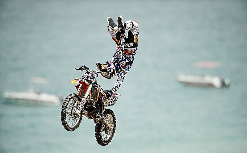 El neozelandés Levi Sherwood en acción en Dubai, primera parada del Tour Red Bull X-Fighters 2012