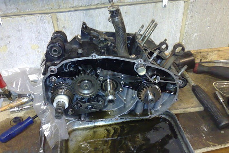Interior de un motor de Yamaha RD350.
