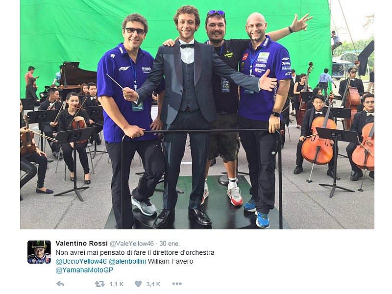 Valentino Rossi vestido de director de orquesta