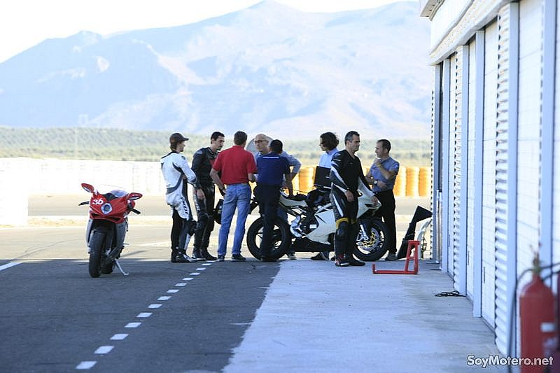 equipo trabajo MV Agusta en desarolla F4 2010 en el circuito de Almería 