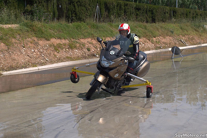 Pruebas de frenada con Honda Deauville ABS sobre asfalto mojado y con el ABS desactivado