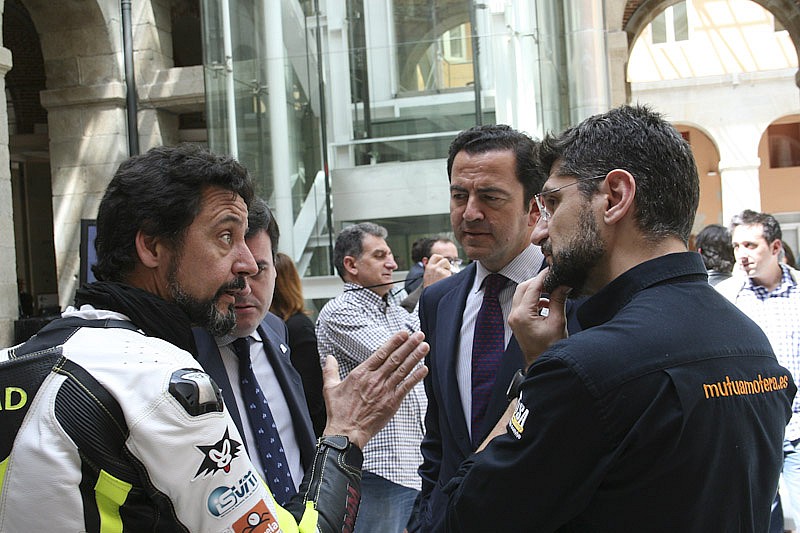 Juan Carlos Toribio charlando con Pablo Cavero, consejero de Transportes de la Comunidad de Madrid.