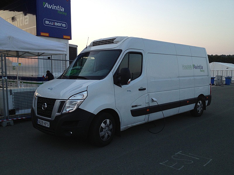 No todo son camiones, las furgonetas son una parte esencial en el convoy del Avintia Racing.