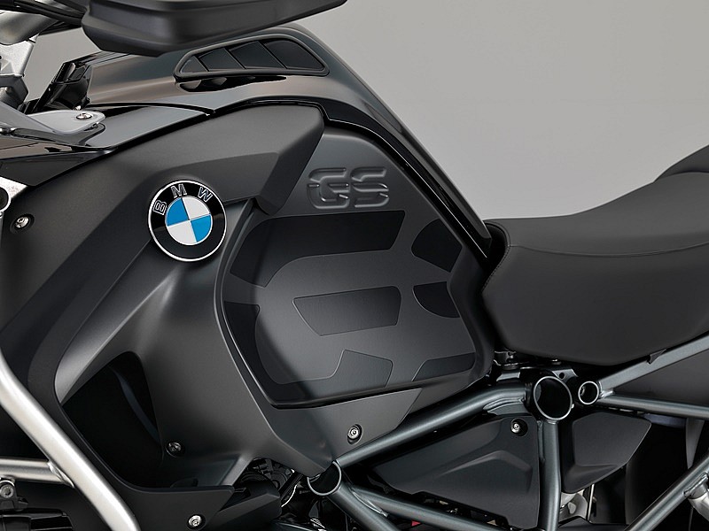 BMW R 1200 GS Adventure “Triple Black” depósito