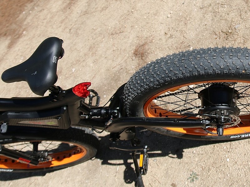 RAV E Bigfoot, la bici para moteros asiento y detalle del neumático